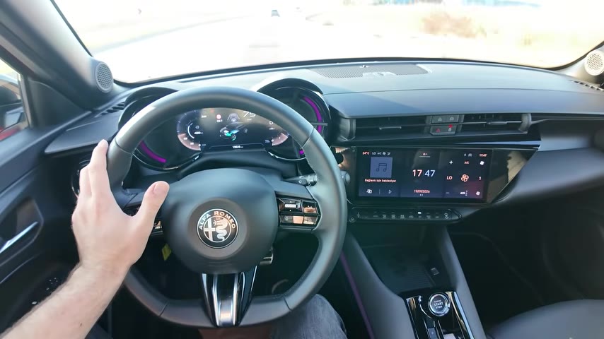 2026 Alfa Romeo Junior İncelemesi: Hibrit ve Elektrikli Seçenekler Yolda
