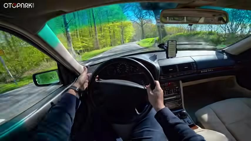 Koltuk kafalıklarının elektrikli olarak yatırılabilmesi ve ayarlanabilir klima sistemi de aracın lüks donanımları arasında yer alıyor.