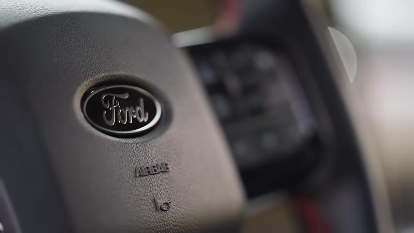 Kağıt üzerinde Ram daha güçlü görünse de, Ford'un daha hafif olması nedeniyle her iki aracın 0-100 km/s hızlanma süreleri yaklaşık 3.5 saniye ile