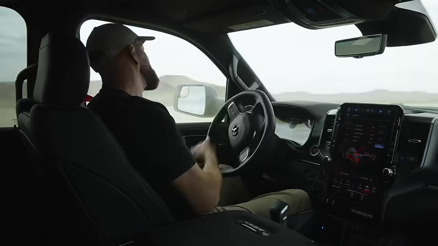 Raptor R, çöl yarışları için özel olarak ayarlanmış Fox Racing süspansiyonuyla bu alanda daha doğal ve kontrollü bir sürüş sundu.