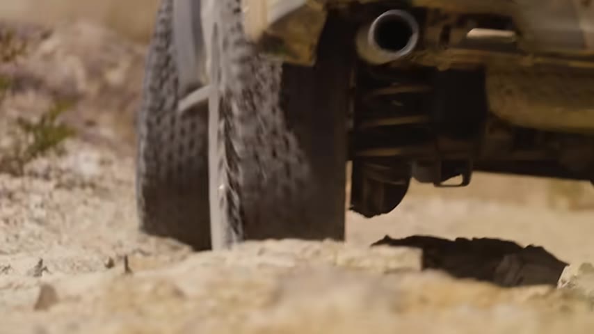 Ancak arazi koşullarında, Raptor R'ın daha hafif yapısı ve analog hissi, sürücüye daha fazla kontrol ve eğlence sunuyor.
