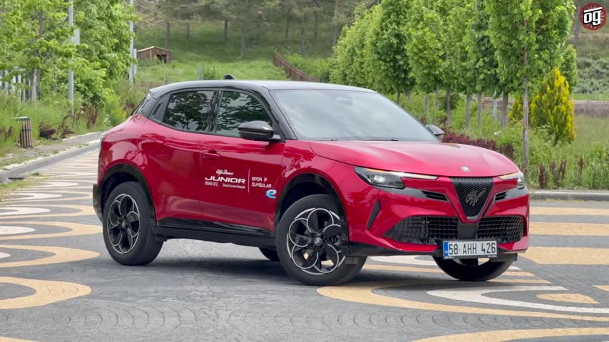 Alfa Romeo Junior 1.2 Hybrid İnceleme: Sürüş Keyfi mi, Stellantis Gerçeği mi?