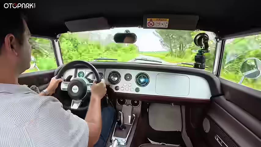 Morgan Super 3: Geleneksel El İşçiliği ve Modern Performansın Buluştuğu Süper Spor Otomobil