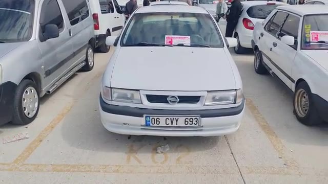 Aracın sol ön kapısı ve iki ön çamurluğunun değişen olduğu bilgisi