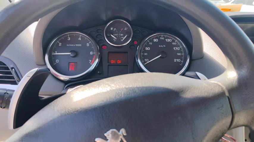 İç mekanında Android CarPlay ekranı bulunan Getz, 4 cam otomatik