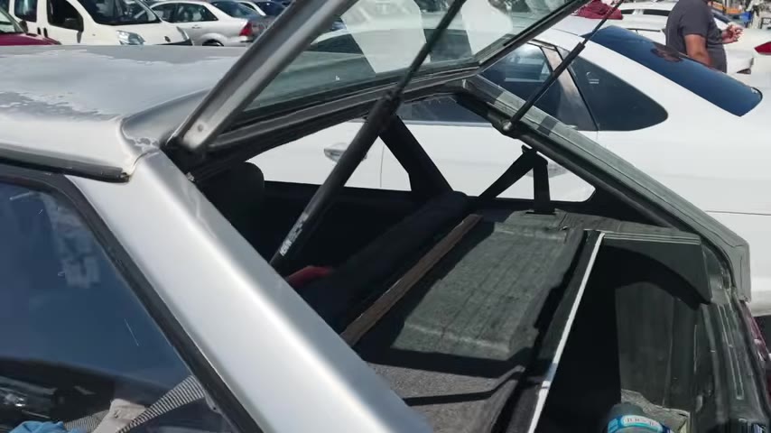 Klasik otomobil tutkunları için ise 1980 model W123 Mercedes 200E