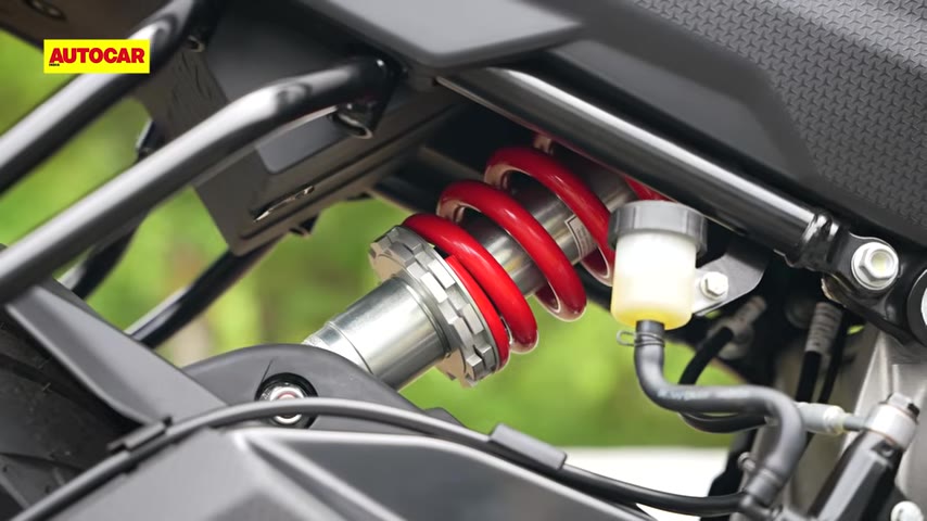 Bu değişiklikler motosikletin genel olarak daha yumuşak bir sürüş karakterine sahip olmasını sağlarken, Aprilia motosikletin kolayca dibe