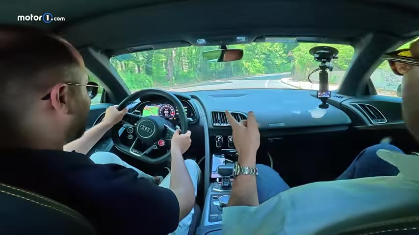 Sürüş sırasında R8, günlük kullanıma uygun konforuyla övgü topluyor