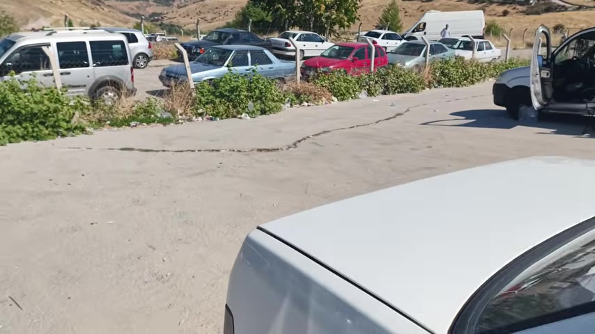 Aracın bagajında Tofaş'ın orijinal krikosu ve yedek lastikleri gibi