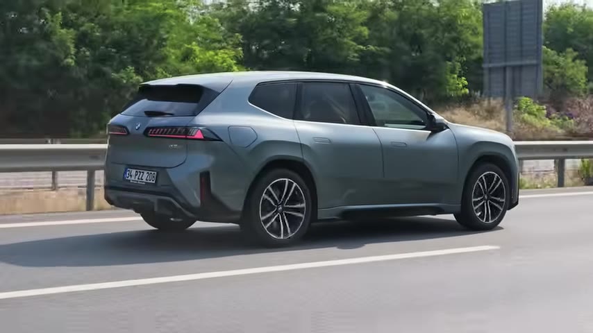 İç mekanda ise "PanoramicDrive" adı verilen, A sütunundan A sütununa