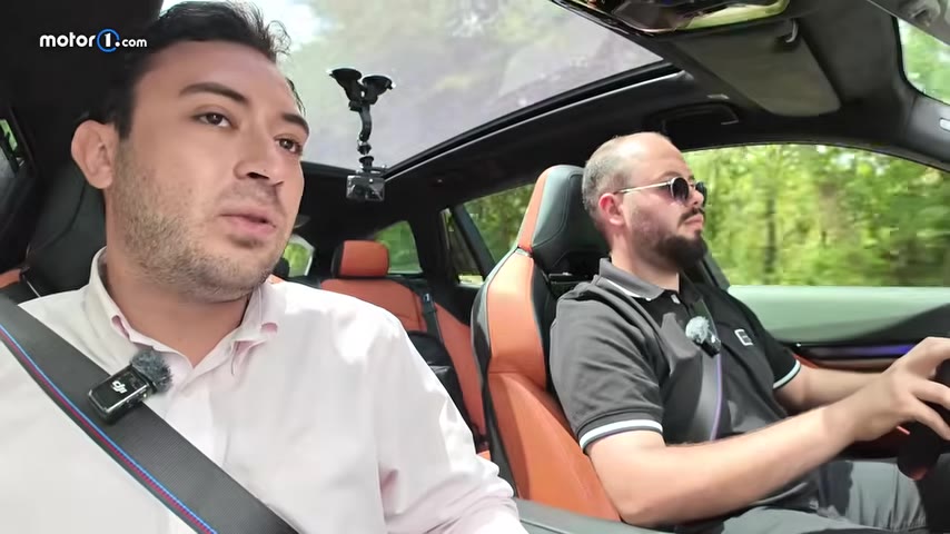 Teknolojik özellikler arasında, yakıt deposu kapağının ekranın sol