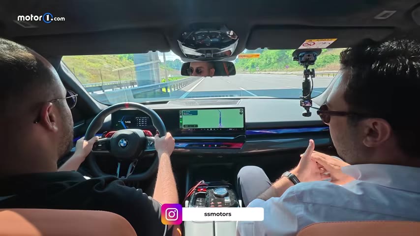 M5 Touring, ağırlığına rağmen virajlarda dengeli bir performans