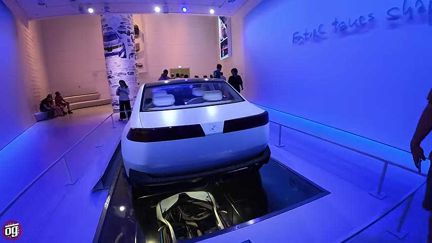 Müzenin otomobil bölümünde, BMW'nin içten yanmalı motorlu araçlarının