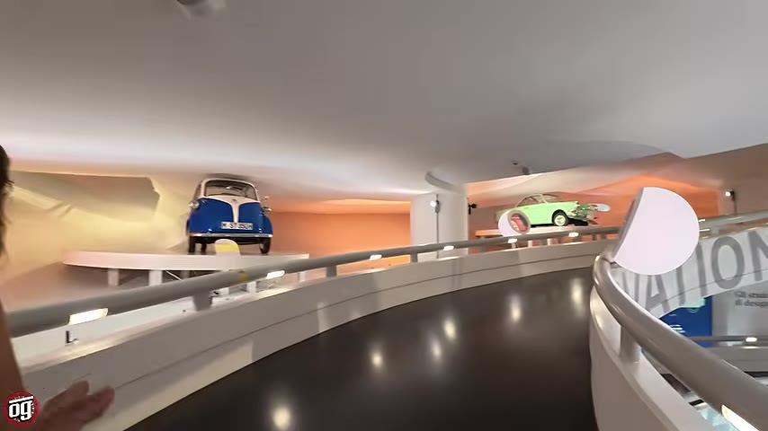 Müzede, BMW'nin ikonik modelleri farklı dönemlere ayrılarak