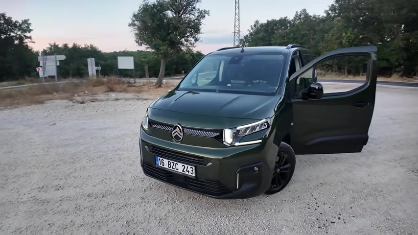 Berlingo'nun dış tasarımında modern çizgiler göze çarpıyor