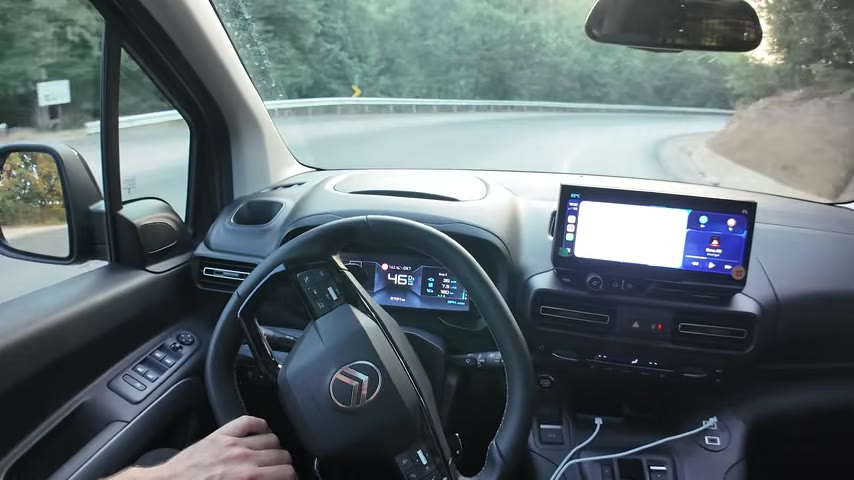 Berlingo'nun iç mekanı genişliği ve kullanışlılığıyla dikkat çekiyor