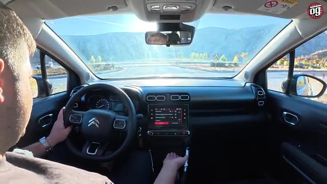 Arka kısımda karakteristik Citroen far grubu korunurken, parlak siyah