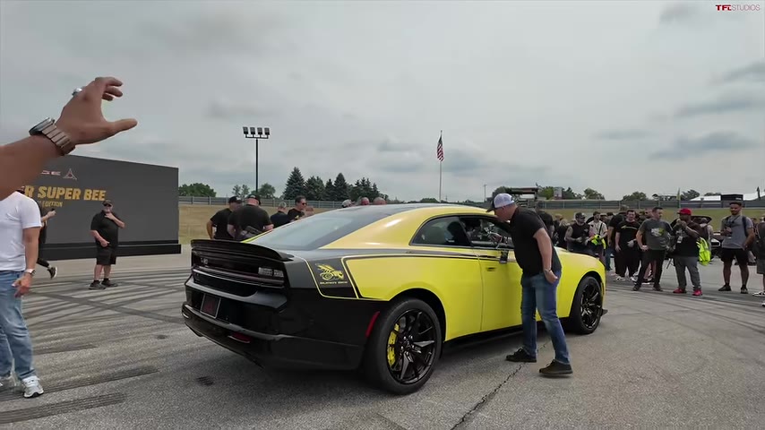 Ayrıca hızlanma kontrolü için 'line lock' ve 'drag racing' modu gibi özelliklerin yanı sıra, dururken turbo basıncı oluşturmaya yarayan 'torque