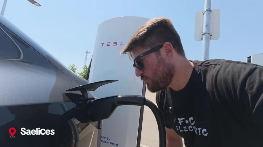 Tesla'nın FSD V14 Lite Sürümü ve Supercharger Stratejileri Tartışması