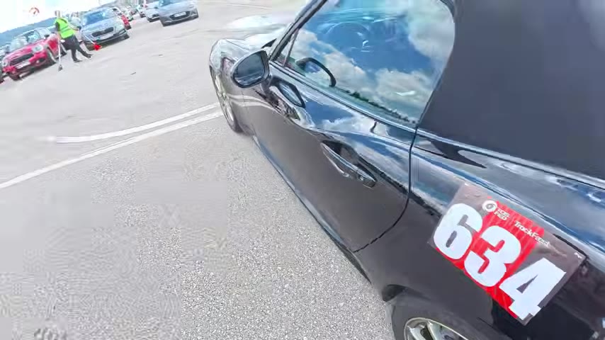 Pist gününde Miata kullanıcılarıyla yapılan sohbetlerde, kilitli