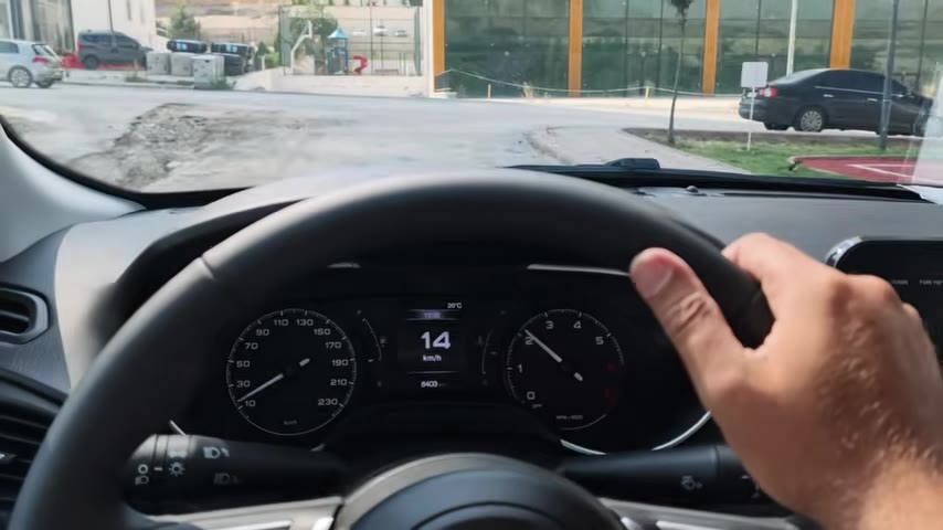 Sürüş deneyimi açısından Egea, rakiplerine göre daha tok bir kapı