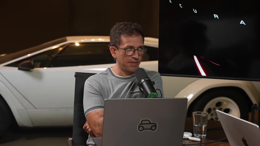 Piyasada başarılı olan Dodge Charger gibi dört kapılı kaslı