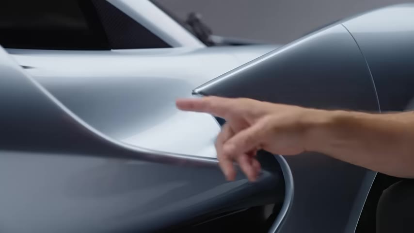 Gövde arkasının kafes benzeri açık yapısı sayesinde egzoz boruları, şanzıman ve motorun bir bölümü dışarıdan görülebiliyor.