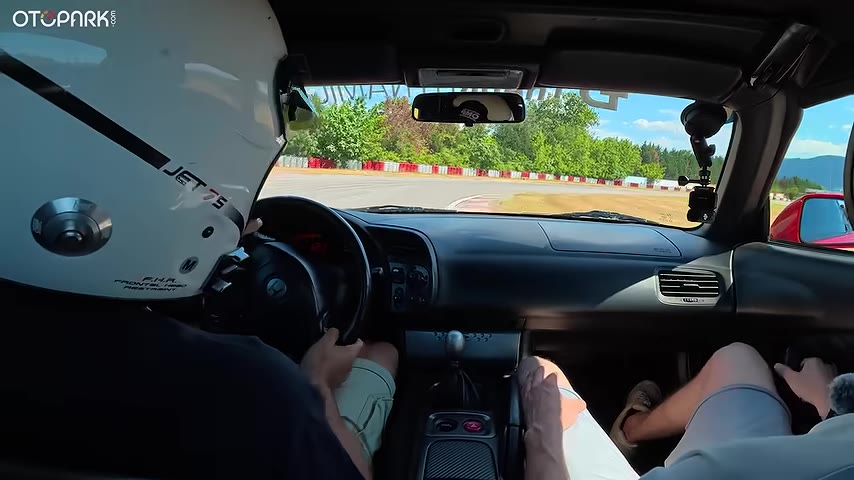 Honda S2000 AP1'in iç mekanı, Formula 1 araçlarından ilham alan
