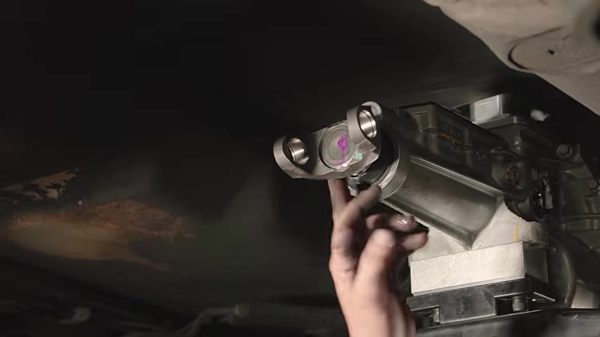 Orijinal şanzıman traversinin tek bir merkez cıvatası bulunurken