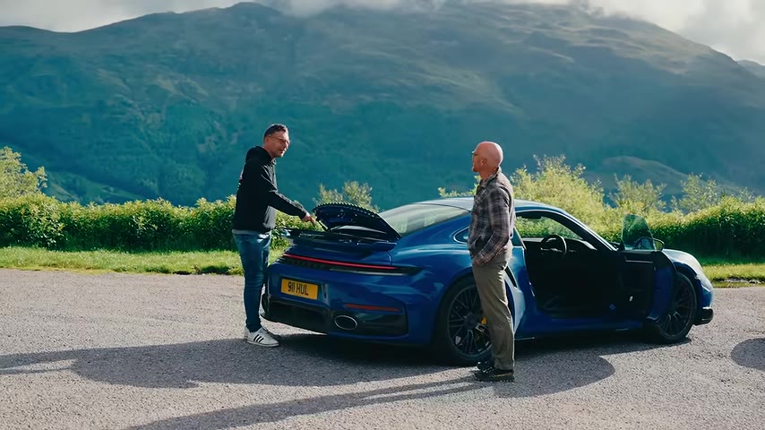Bununla birlikte Turbo S, alışılmış 911 silüetini büyük ölçüde koruyor ve tasarım tutarlılığı açısından Temerario'nun önüne geçiyor.