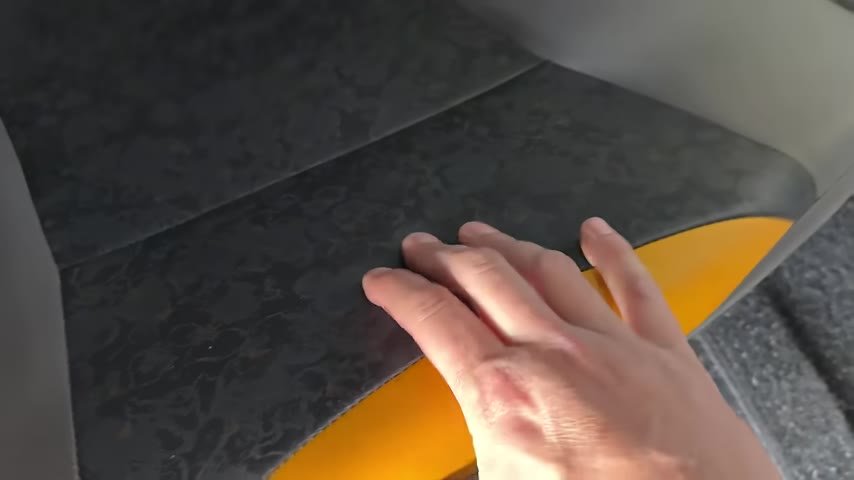 Koltuklar, kolay temizlenebilen, dayanıklı kumaş malzemeden üretilmiştir, bu da hijyen açısından taksi kullanımı için idealdir.