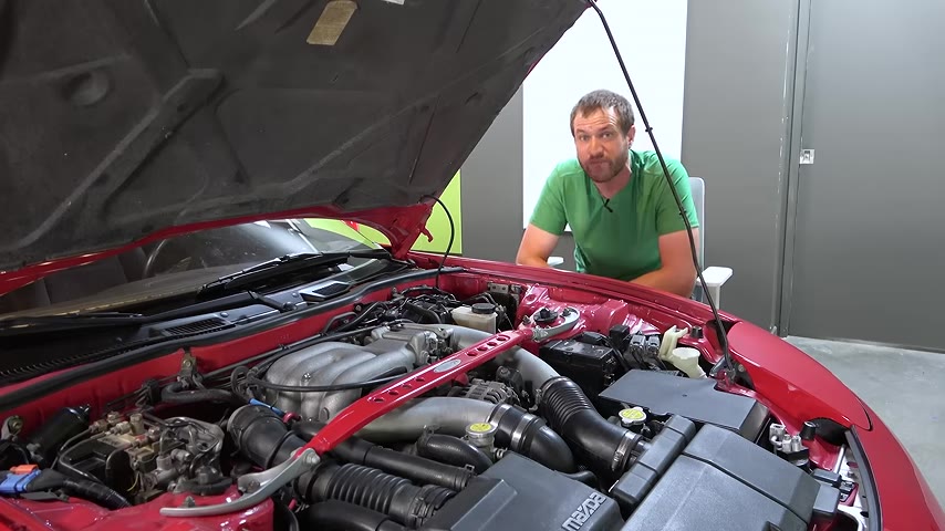 FD RX-7'nin tasarımı, sade ve akıcı hatlarıyla dikkat çekiyor. Dönemindeki diğer Japon spor otomobillerinin (Subaru SVX'in karmaşık cam tavanı veya