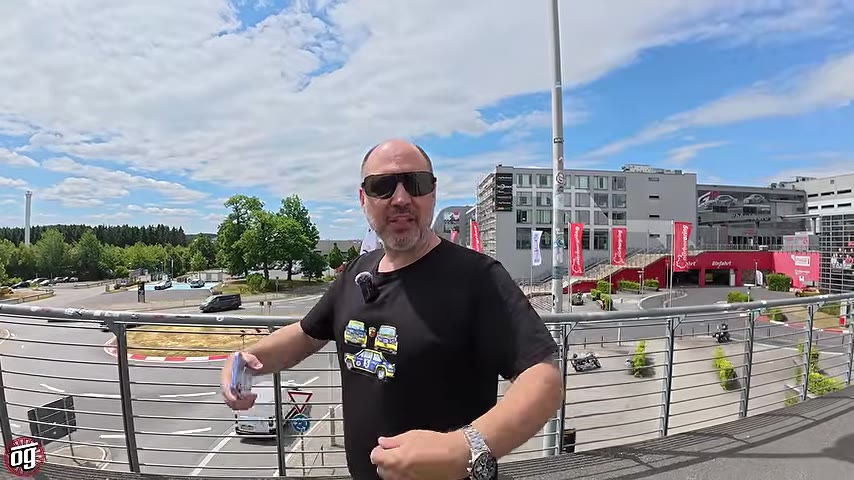 Pistin içinde ve çevresinde birçok mağaza, kafe, spor bar ve otel yer