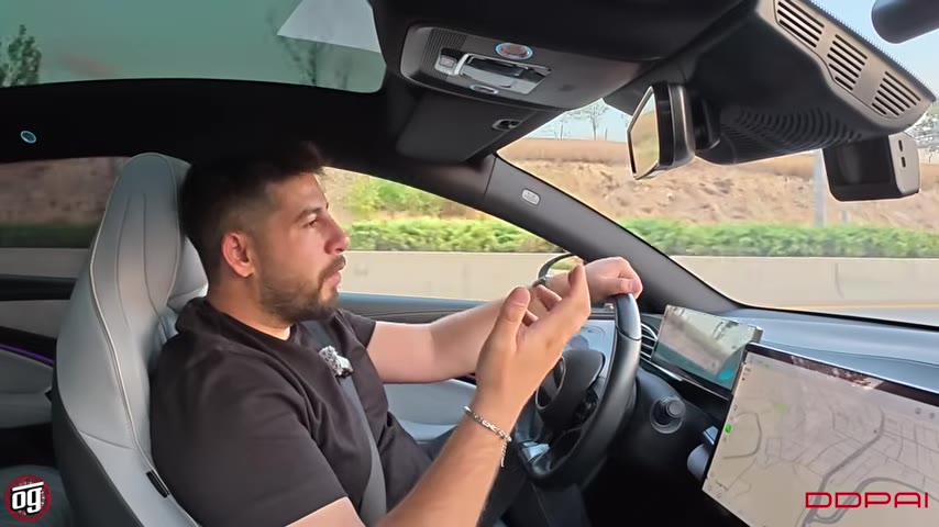 Aracın ortalama tüketiminin şehir içinde 14-17 kW/100 km arasında değiştiği belirtildi. Editörün kendi hesaplamalarına göre, evde şarj imkanıyla 100