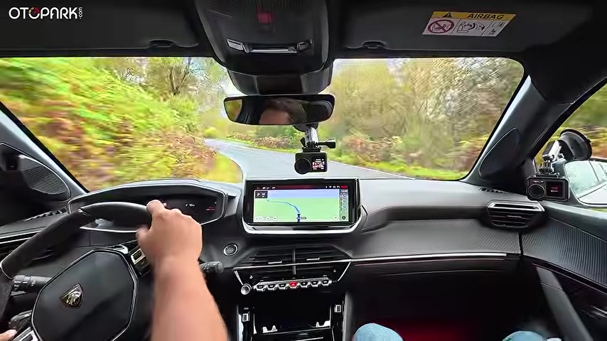 Şarj özellikleri açısından E-208 GTi, 100 kW DC hızlı şarj desteği