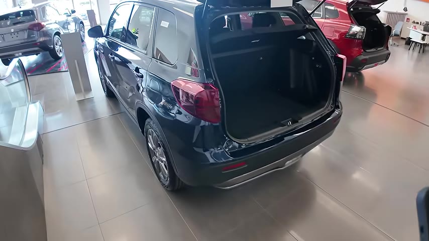 S-Cross'un ön ve arka tasarımı, Vitara'ya göre daha dinamik bir
