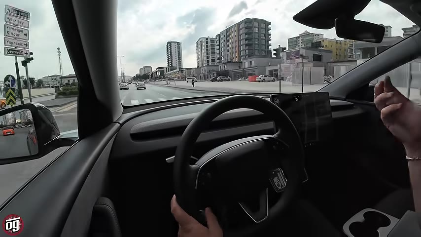 Ön kaputun altında bir "frunk" (ön bagaj) bulunsa da, kenarlarındaki