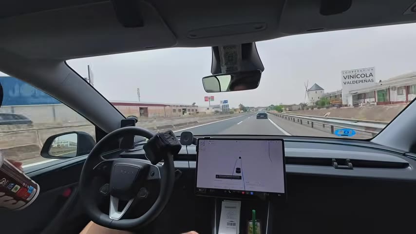 Otopilot, yoldaki şerit bozuklukları, çukurlar veya ani çıkan