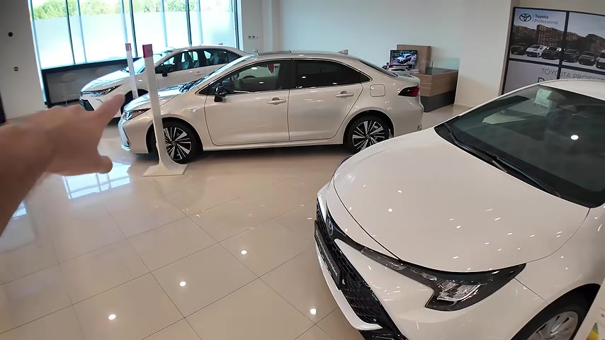 Corolla Hatchback Hybrid'in liste fiyatı 2.188.000 TL olup, bayi