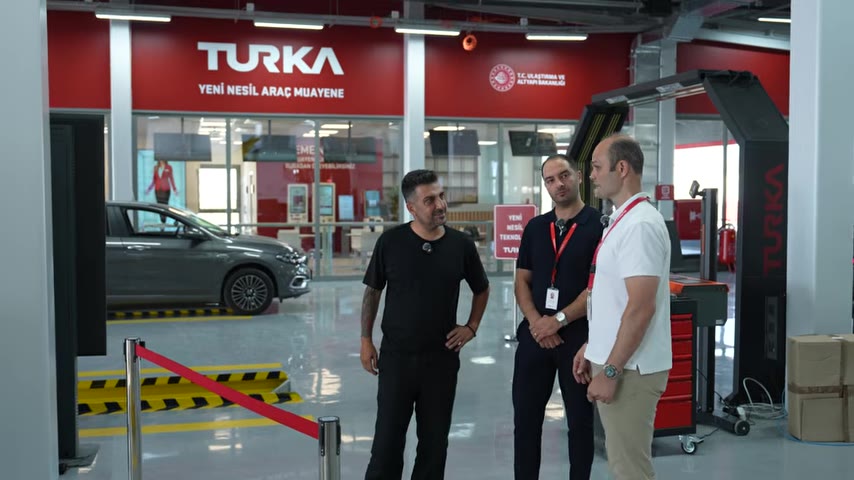 Araç sahipleri, muayene sürecini bekleme salonlarından cam paneller