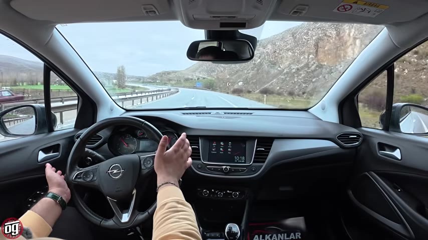 Orta konsolda yer alan multimedya ekranı, kablolu CarPlay ve Android