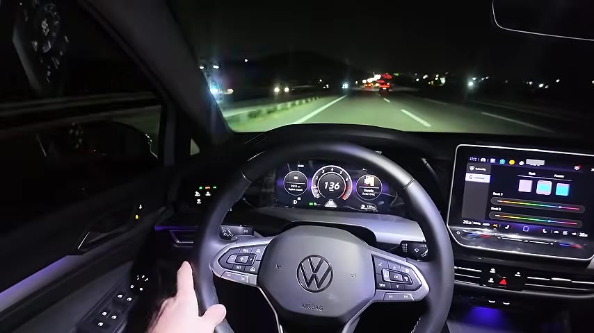 Golf'ün 1.5 eTSI motoru, hafif hibrit teknolojisi sayesinde yakıt