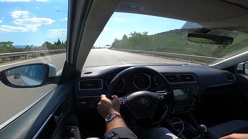 Diğer tarafta yer alan 2020 model Volkswagen Passat 1.5 TSI motoruyla