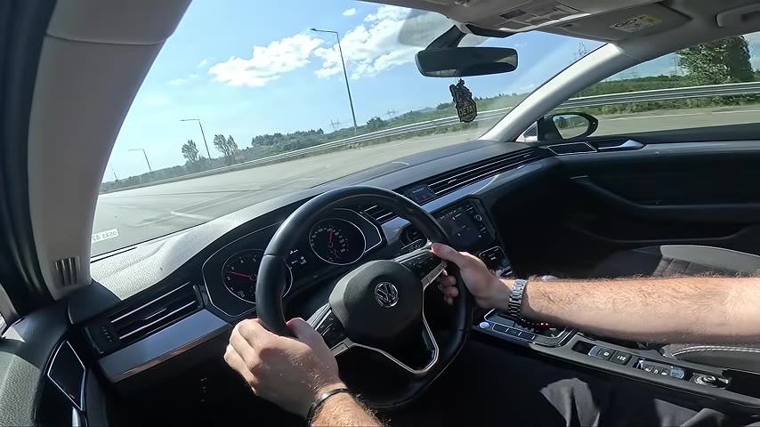 Volkswagen Jetta ve Passat: Beklenenden Daha Yakın Hızlanma ve Sürüş Deneyimi