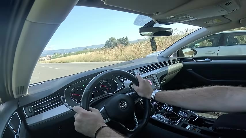 Özellikle ara hızlanmalarda Jetta, Passat'ın ağırlık dezavantajını