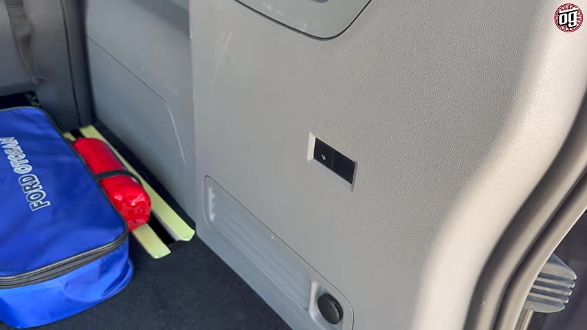 Aracın ön tasarımında Ford'un karakteristik krom kaplamalı panjuru ve