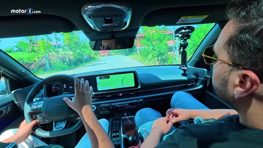 Arka koltuk ısıtması ve Head-Up Display da Progresif'e ayrılmış özellikler arasında.